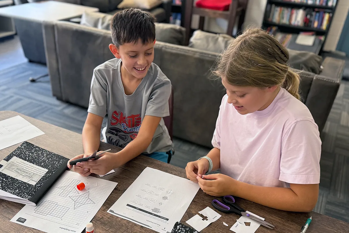 summit-elementary-inquiry-critical-thinking Summit elementary students working together on a hands-on problem-solving activity.
