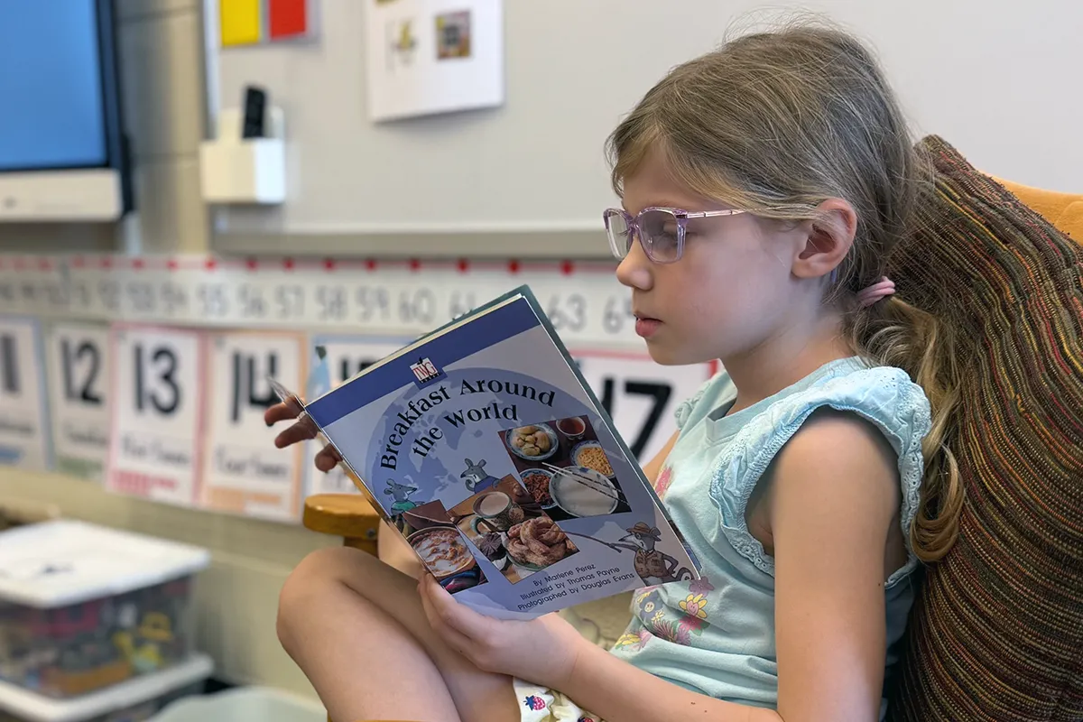summit-elementary-reading-foundations Summit elementary student reading independently in the classroom.