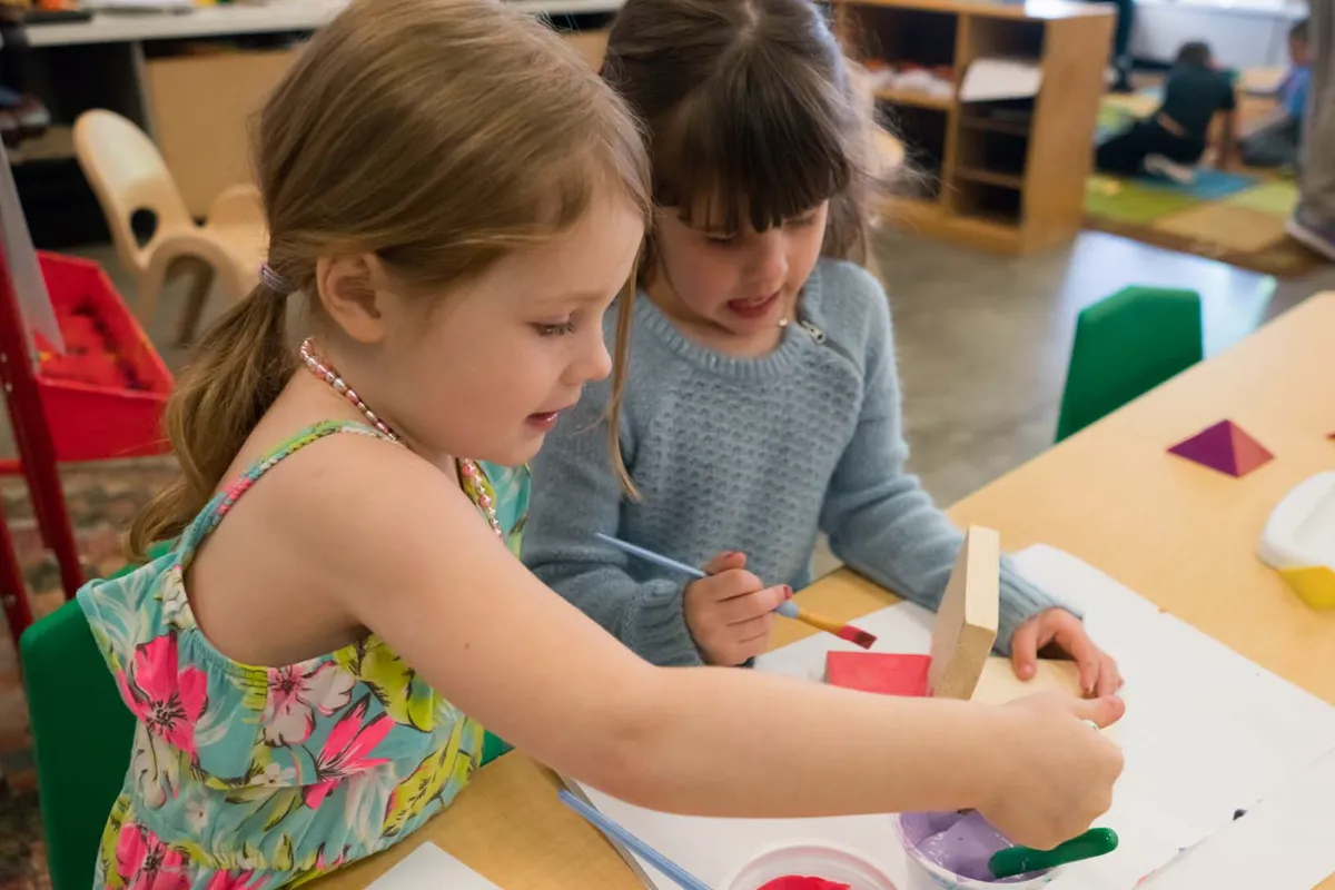 summit-school-ahwatukee-preschool-hands-on-learning Summit School preschool students creating together during a hands-on classroom activity.