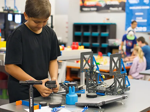 summit-school-ahwatukee-student-robotics Summit School student building a robot during a hands-on robotics class.