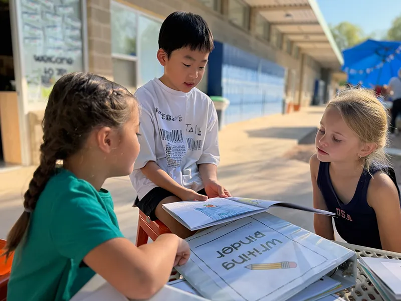 summit-school-ahwatukee-students-reading-together Summit School students reading together outdoors.
