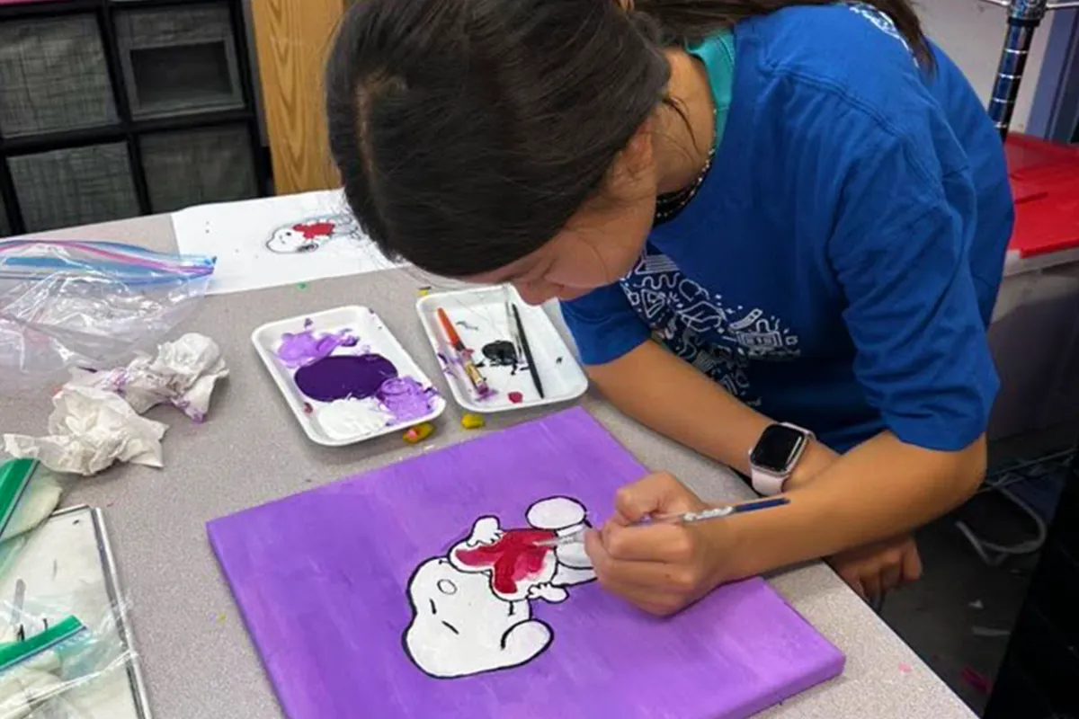summit-middle-school-visual-arts-elective Summit Middle School student painting during a visual arts elective.