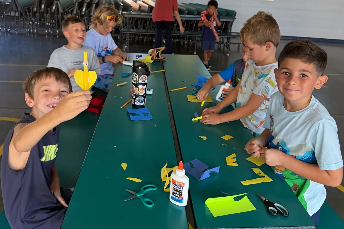 summit-school-play-and-create-extended-day Students playing and creating together during an arts and crafts activity at Summit School.